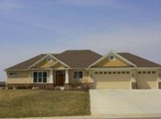 744 Applewood Cir, Victoria, MN 55386