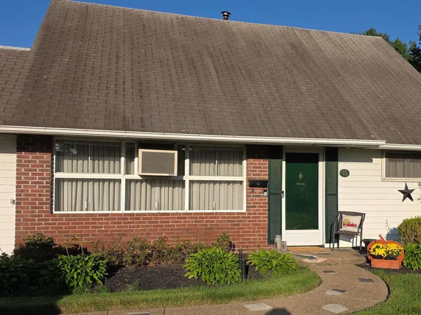 15 Venture Ln, Levittown, PA 19054