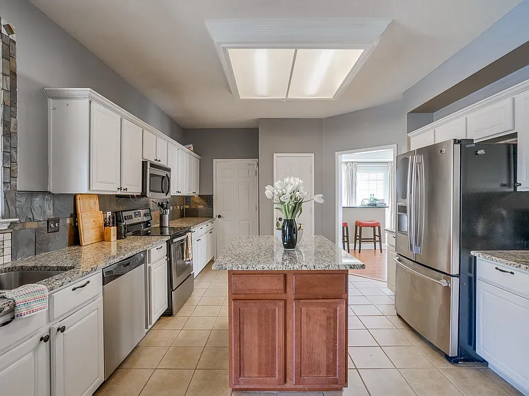 7501 Armstrong Ln — Photo 3