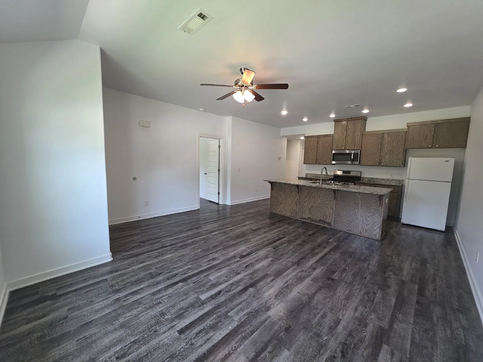 3 bed, 2.0 bath, 1217 sqft, $1,199 — Photo 3