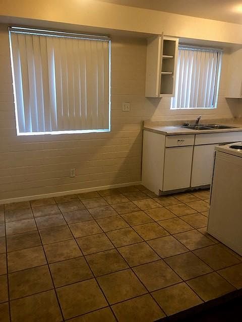 2nd image of 801 E 10th St APT 9