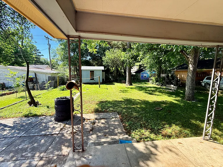 717 Dallas St — Photo 11