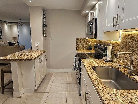 3rd image of 18081 Biscayne Blvd APT 602