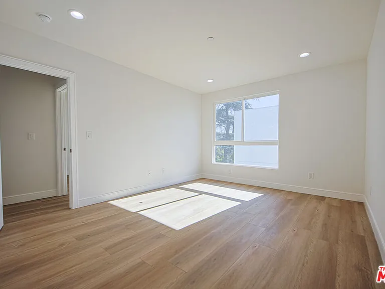 10801 Kling St — Photo 13