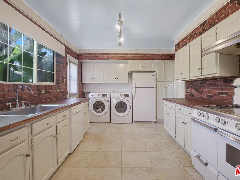 9408 Cattaraugus Ave — Photo 8