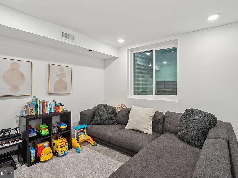 2224 Amber St #4 — Photo 32