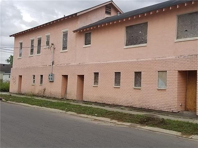 2nd image of 6000 Burgundy St