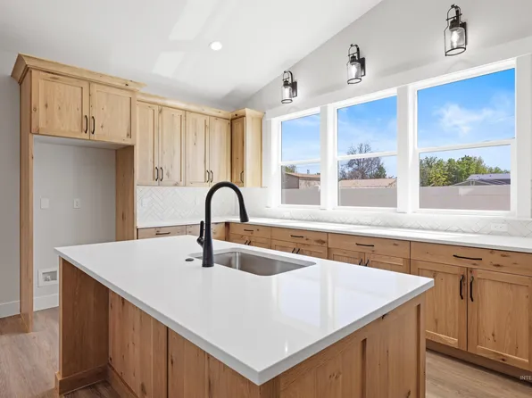 958 S Almond St, Nampa, ID 83686