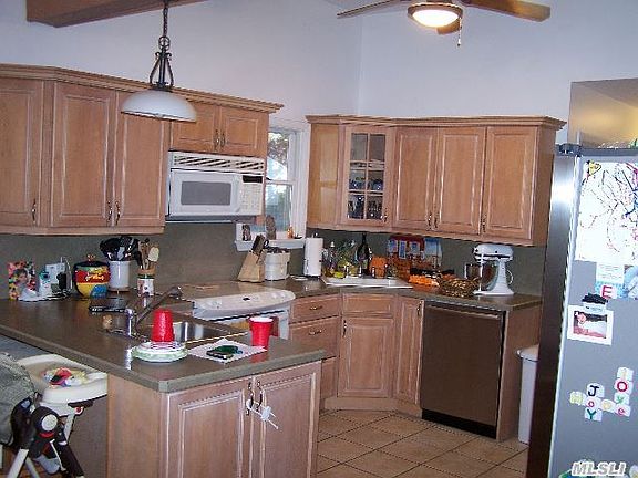 3rd image of 31 Eisenhower Dr