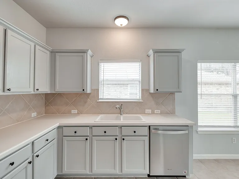 211 Hanstrom Dr — Photo 8