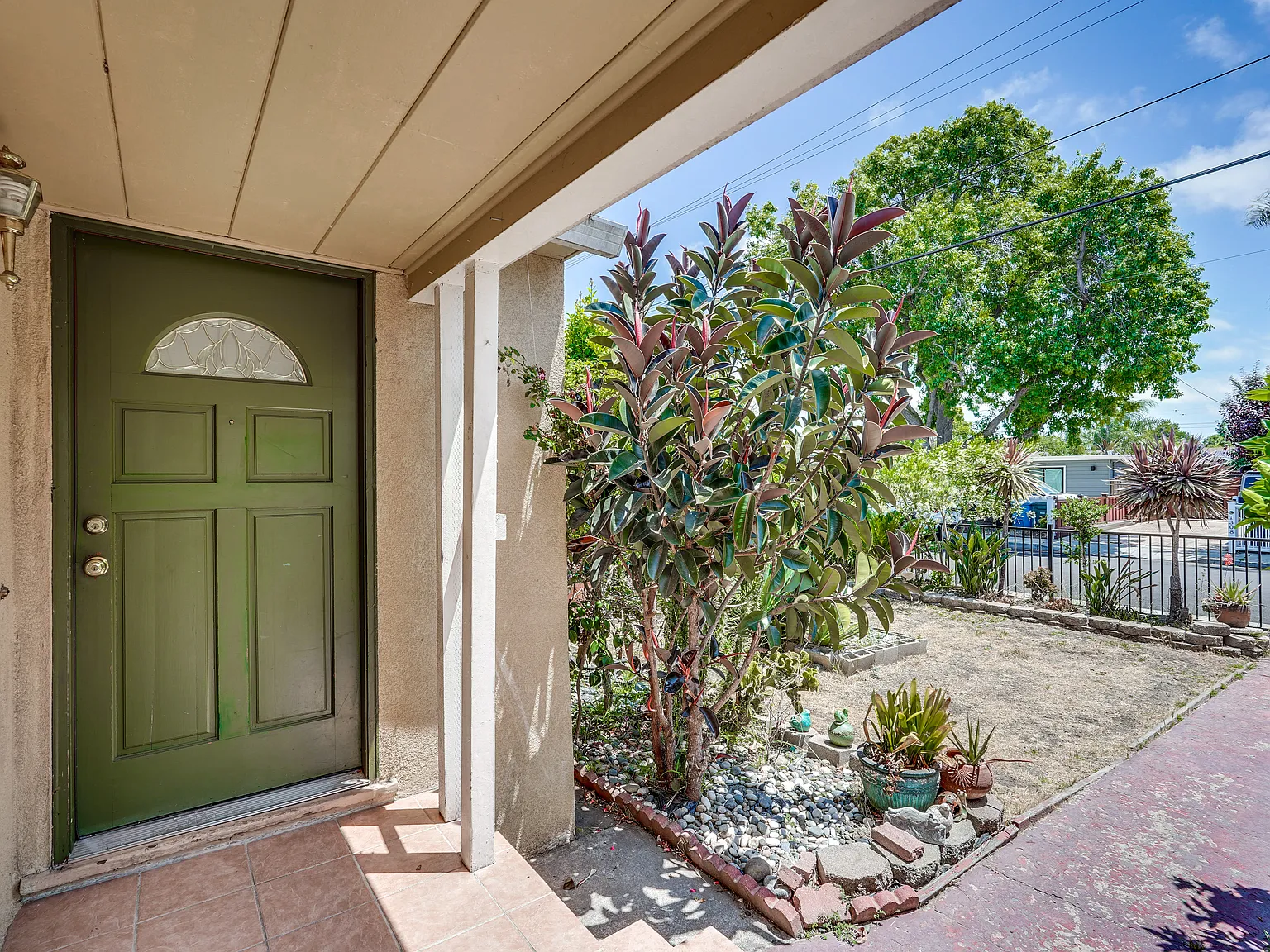 3 bed, 1340 sqft, $5,200 — Photo 2