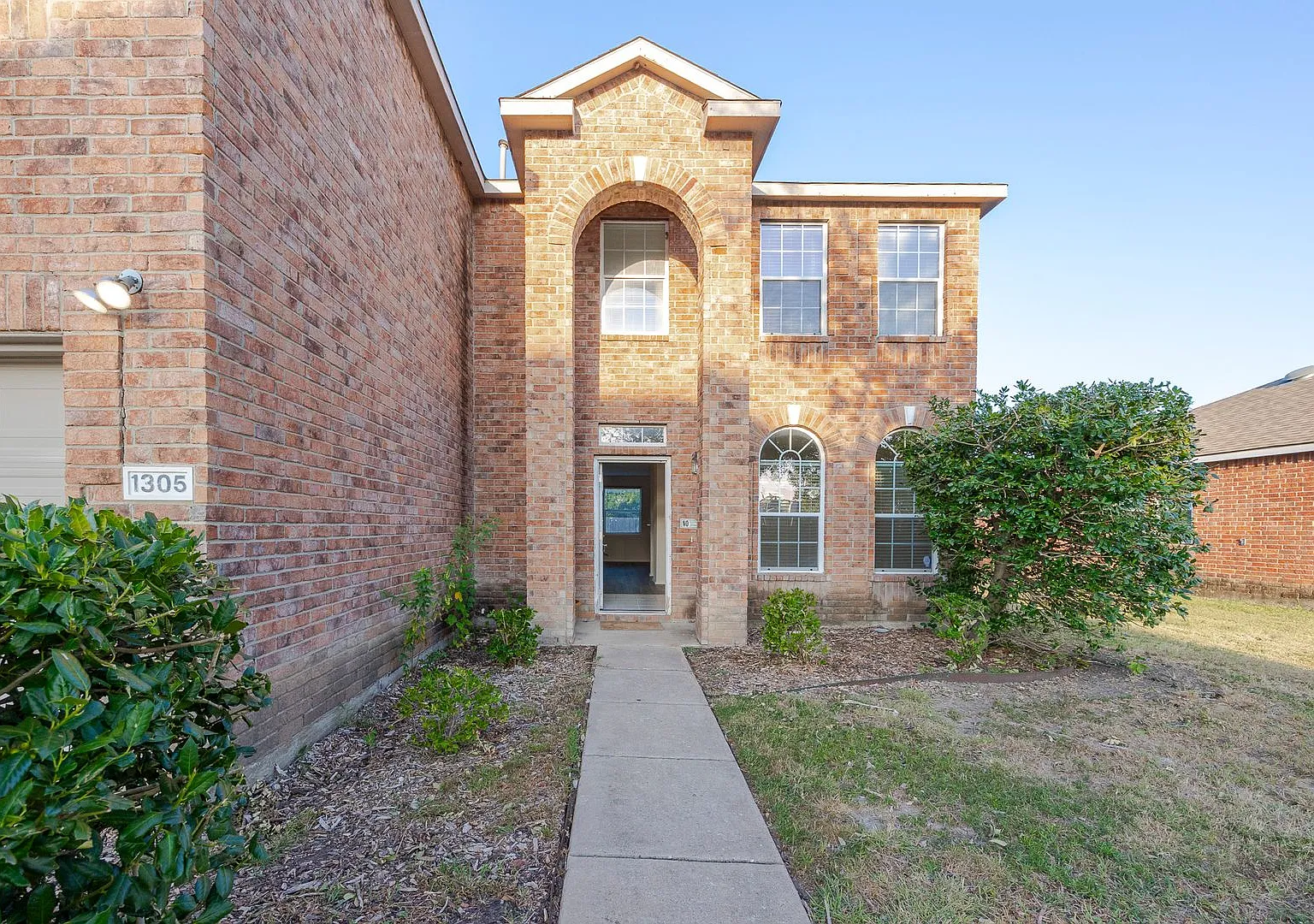 Perfect for growing families, this spacious home offers natural light, a huge backyard, community... — Photo 4