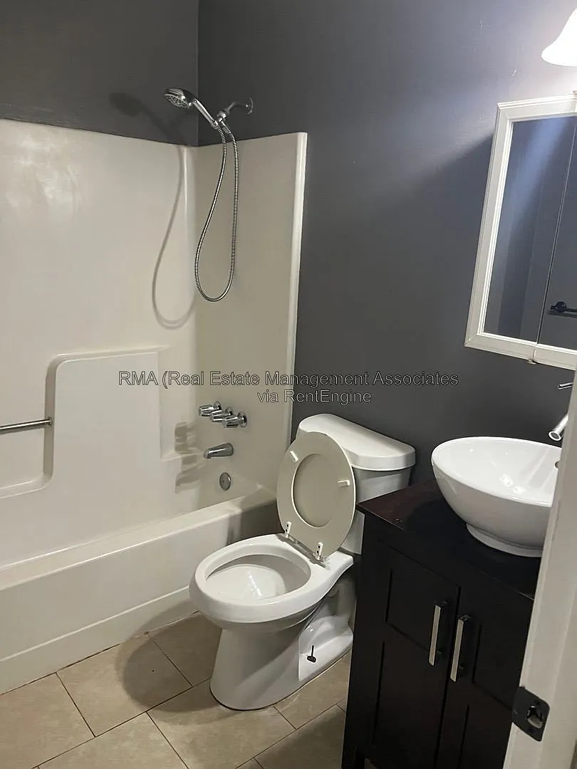 2 bed, 1.0 bath, 864 sqft, $1,300 — Photo 2