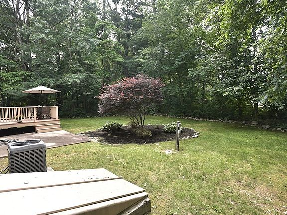 5th image of 10 Stone Meadow Dr