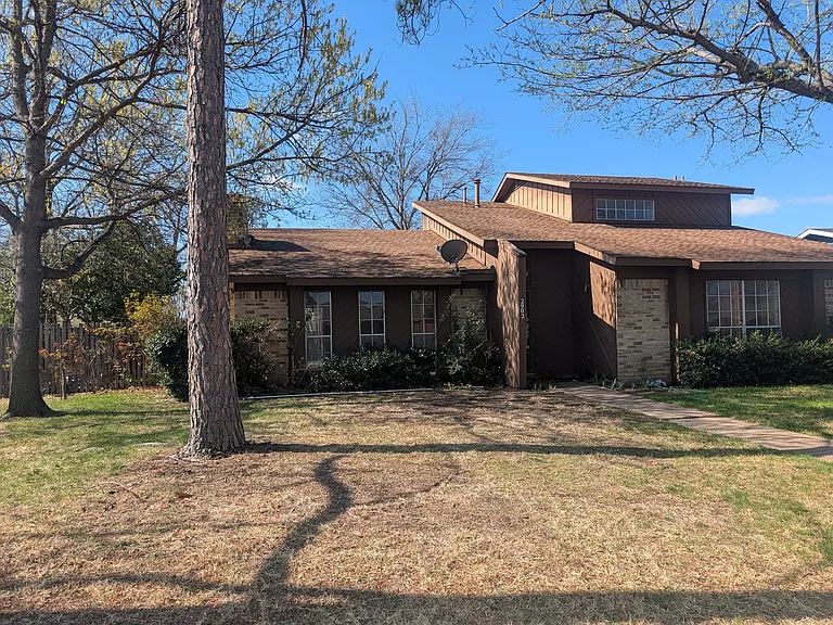 2902 Meadow Park Dr — Photo 2