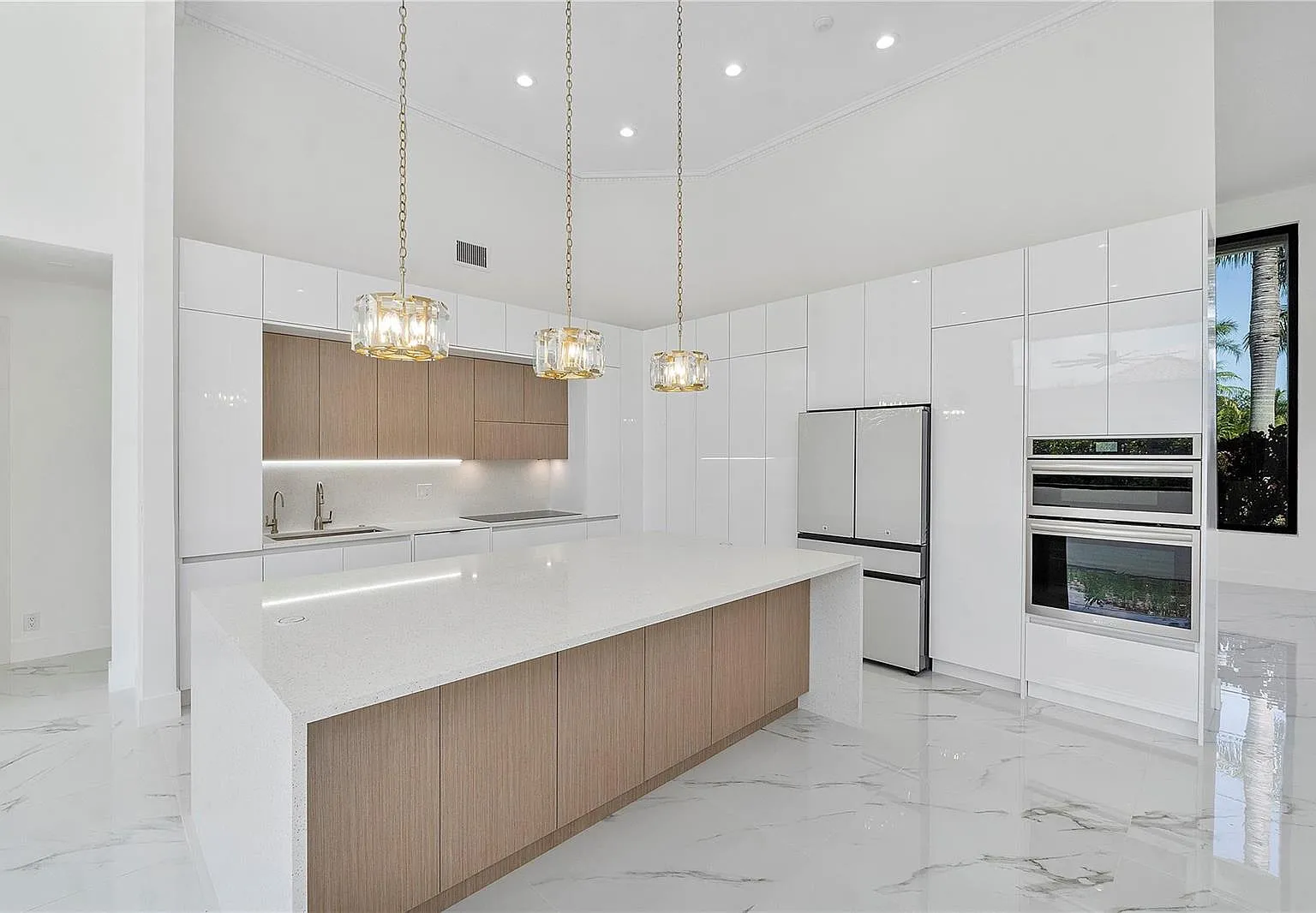 5 bed, 3.0 bath, 3970 sqft, $11,500 — Photo 1