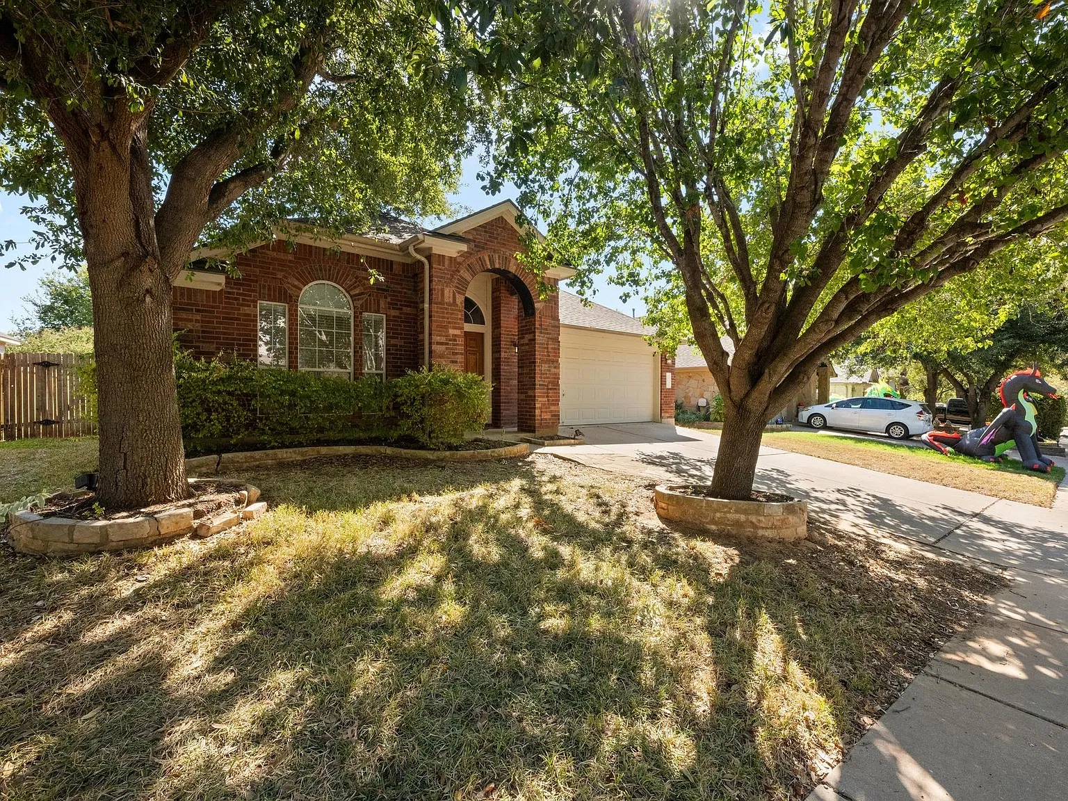 3 bed, 2.0 bath, 1763 sqft, $2,300 — Photo 2