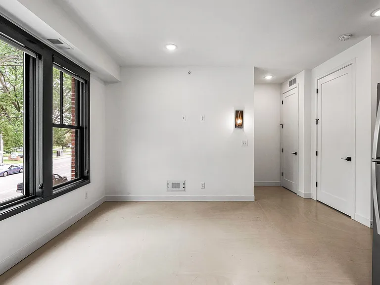 Laurel Apartments — Photo 53
