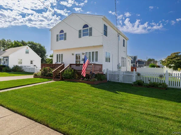 18 Dante Place, Amity Harbor, NY 11701