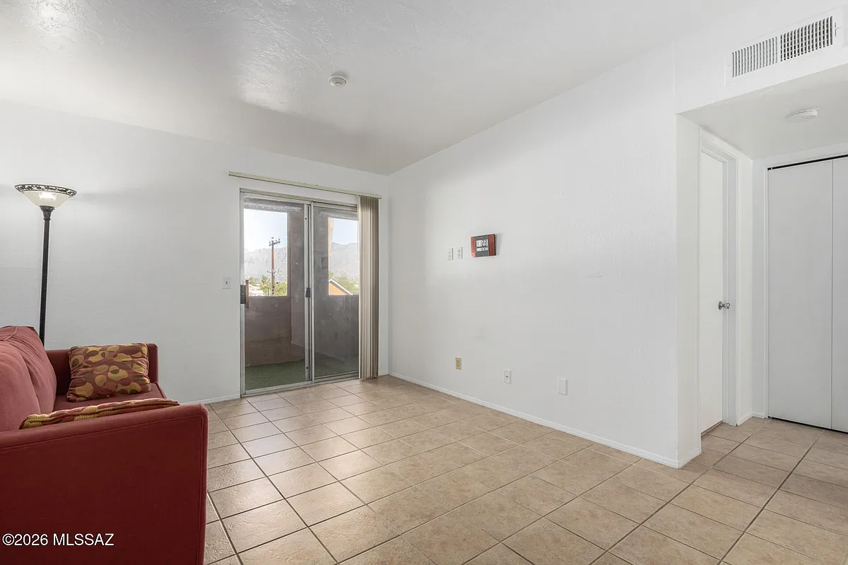 Building Photo - 1810 E Blacklidge Dr #123