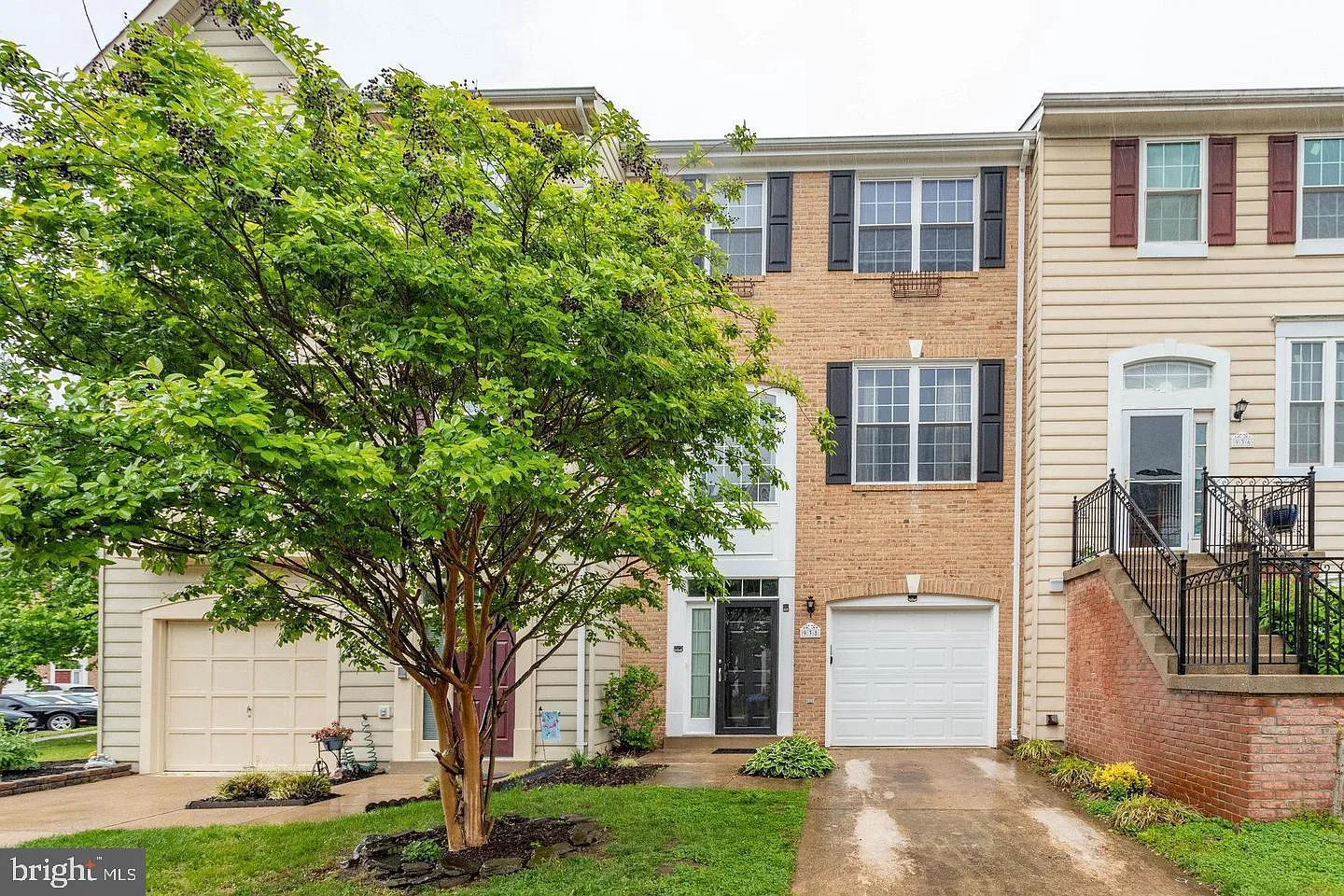 3 bed, 4.0 bath, 2048 sqft, $2,900 — Photo 2