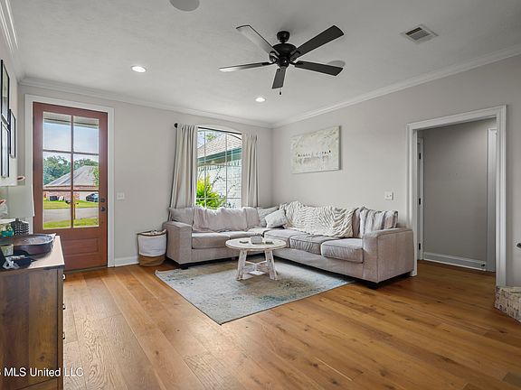 4th image of 407 Oak Park Cv