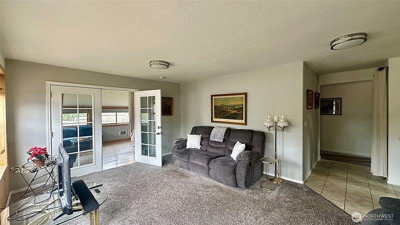 3rd image of 400 Bluff Street