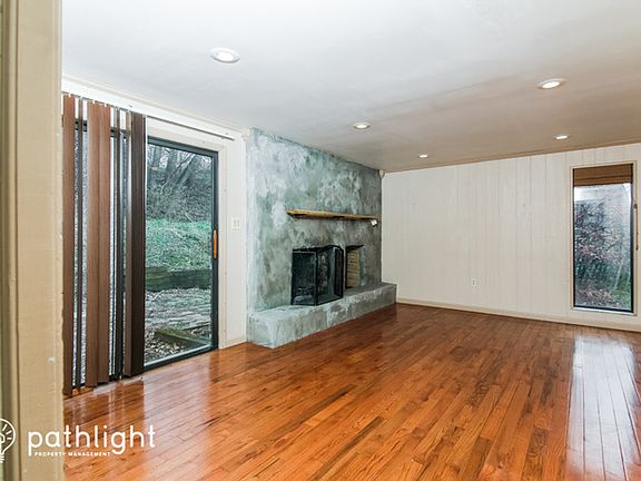 4th image of 1628 Queens Dr