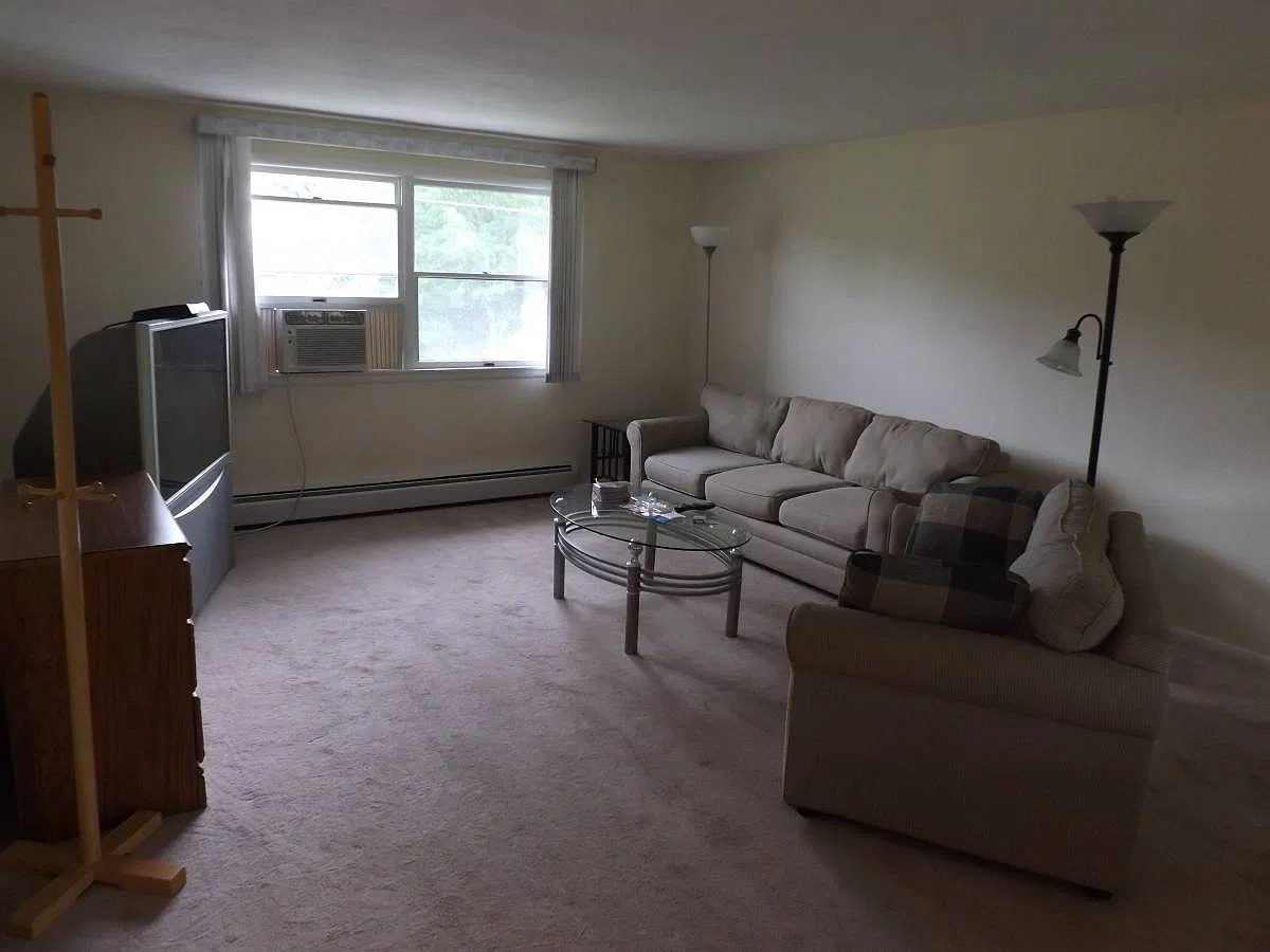 3 bed, 1100 sqft, $2,100 — Photo 3