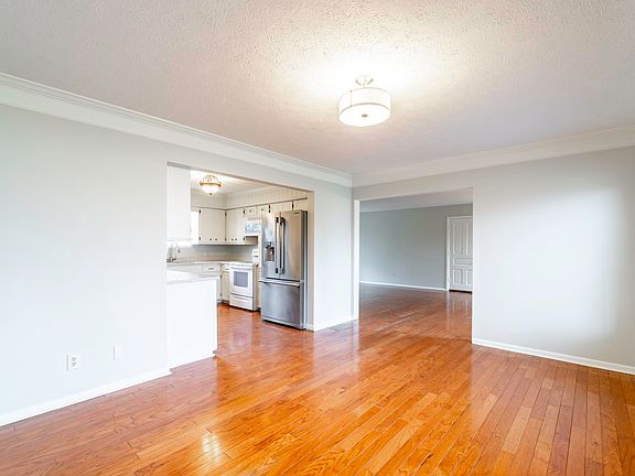 4th image of 920 West Ave