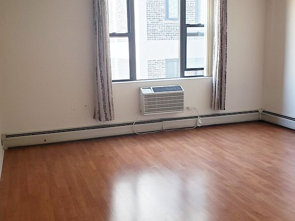 2nd image of 722 W Diversey Pkwy APT 505