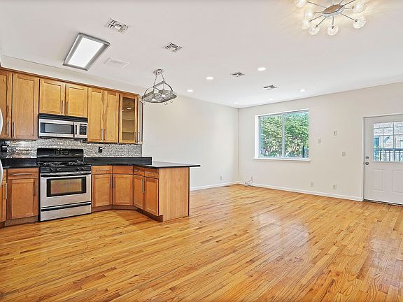 3rd image of 965 Kent Ave APT 3