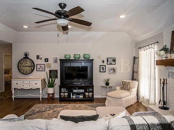 5th image of 3811 Leaning Oaks