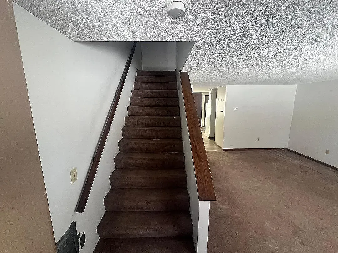 Building Photo - 33 Glen Eagle Dr #A