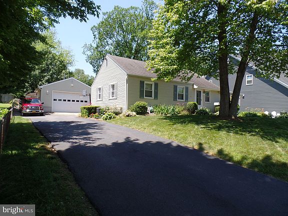 3rd image of 1820 Pimmit Dr