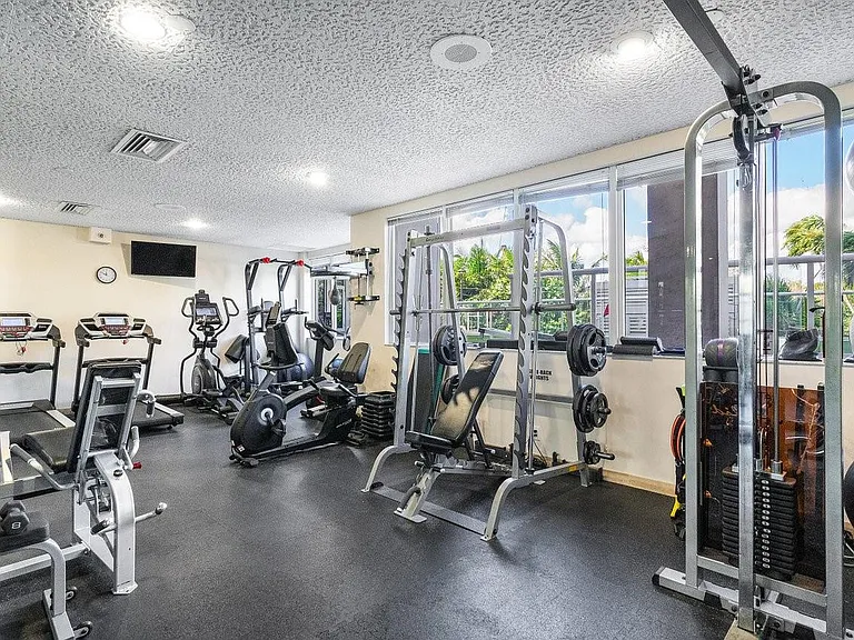 3000 Holiday Dr — Photo 35