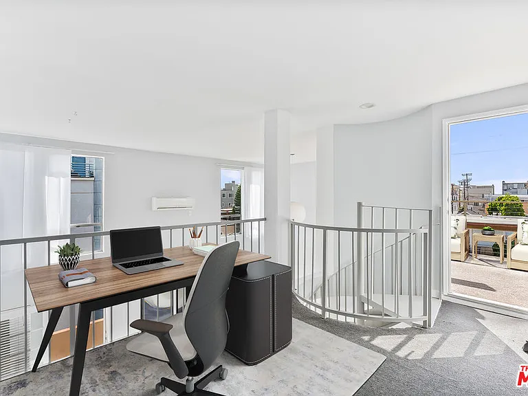 110 E Fleet St — Photo 3