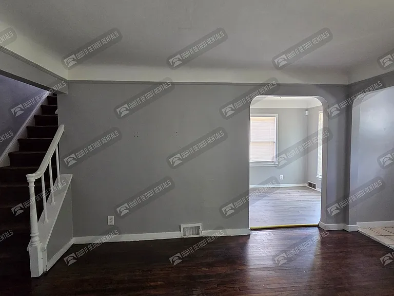 19335 Plainview Ave — Photo 6