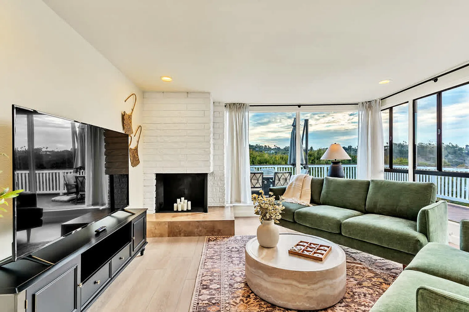 3 bed, 1.0 bath, 1291 sqft, $8,538 — Photo 1