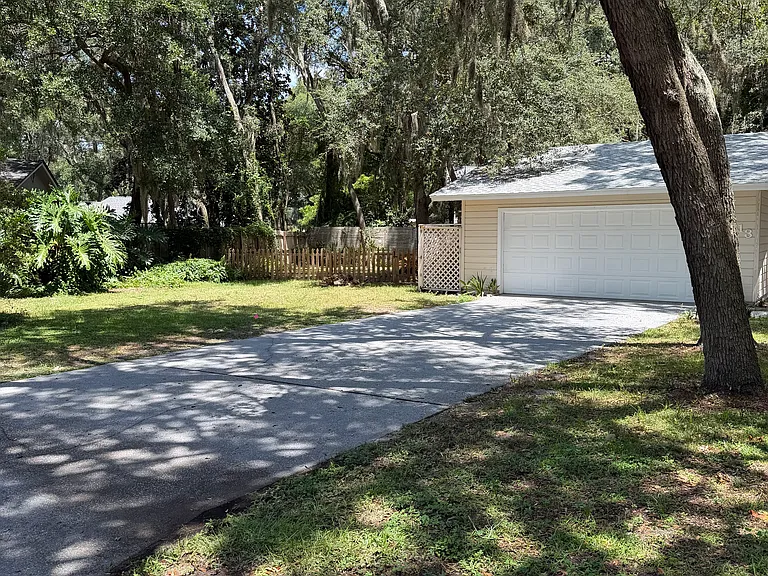 2113 Thrasher Ln — Photo 2