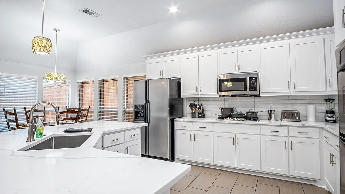 4 bed, 2400 sqft, $3,480 — Photo 3