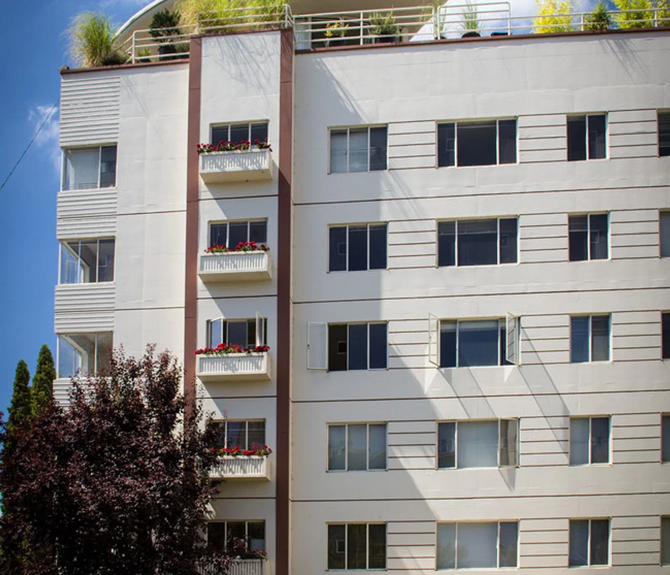 Eugene Manor Apartments — Photo 1