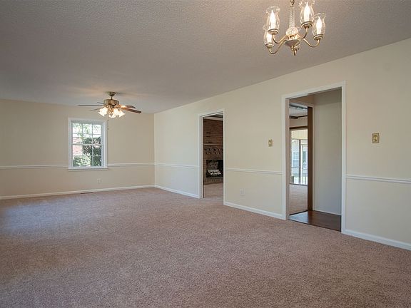 3rd image of 34 Denwood Dr