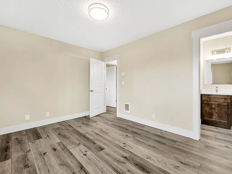 Cape Lee Apartments 2 & 3 Bedroom 1 Bathroom units — Photo 22