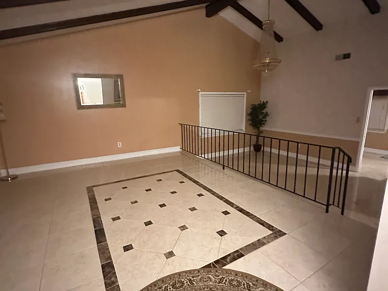 412 Glenmeade Ct — Photo 2