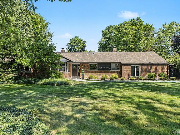 2nd image of 4056 Chestnut Hill Dr