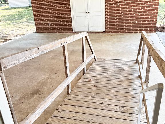 Wheelchair ramp can be removed if not needed