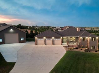 6611 Golden Crest Rd, Bismarck, ND 58503