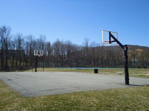 4th image of 703 Essex Ct