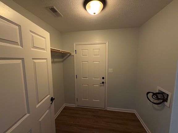 4th image of 115 Country Ct